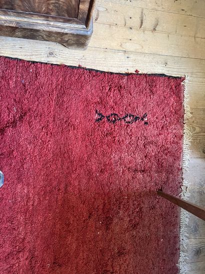 null MAROC, XXème siècle

Tapis en laine à fond rouge

258 x 176 cm 



Usures