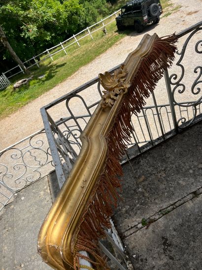 Cantonnière en bois mouluré sculpté et doré à décor d'une large coquille L.175 P.31...