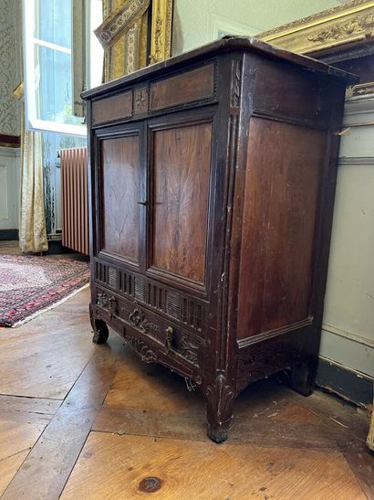 null Petit meuble d'entre deux en bois mouluré sculpté style Louis XV composé d'éléments...