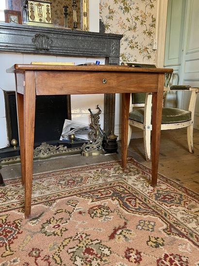 null Petite table en bois fruitier d'époque Louis Philippe

Elle ouvre à un tiroir...