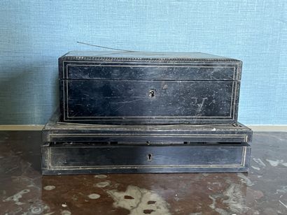 null Deux boîtes en bois noirci et filets d'époque Napoléon III

L'une formant boîte...