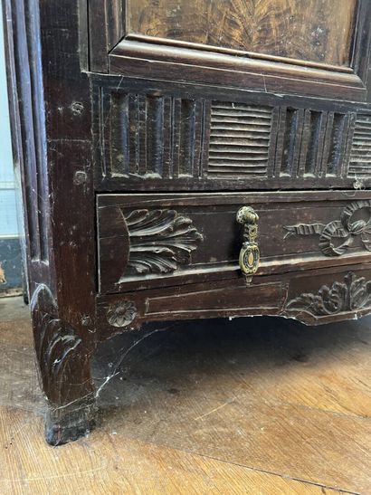 null Petit meuble d'entre deux en bois mouluré sculpté style Louis XV composé d'éléments...