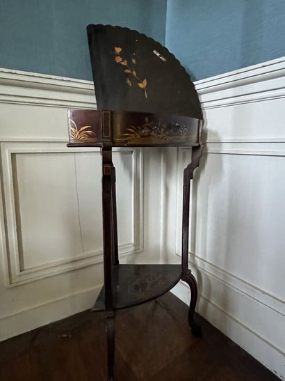 null Petite table de salon en bois laqué, travail japonais de la fin du XIXè

Elle...