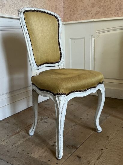 null Chaise en bois mouluré et sculpté, d'époque Louis XV

Dossier cabriolet, elle...