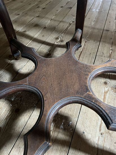 null Table de milieu en bois naturel style Louis XV, début XXème

Elle repose sur...