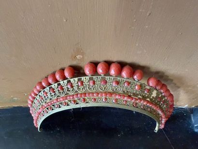 null Coral and gilt metal tiara, early 19th c.

Accidents and missing parts



We...