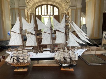 null Trois maquettes de bateau 

56 x 105 cm & 25 x 25 cm.