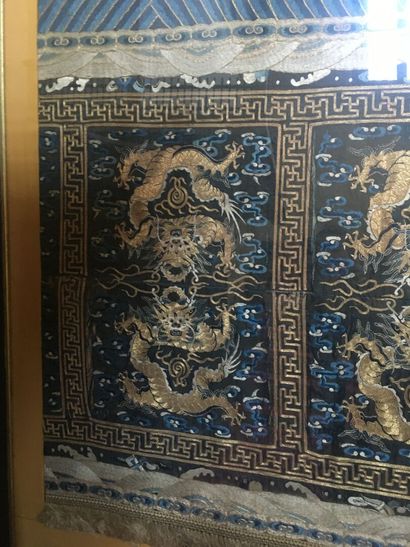 null Tenture en soie brodée, Chine XIXe siècle

A décor en fils métalliques dorés...