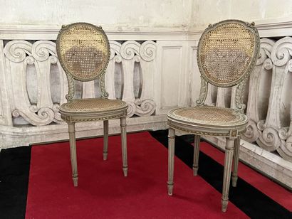 null Paire de chaises cannées en bois mouluré et sculpté style Louis XVI vers 19...