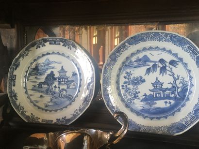 null China, 18th-19th century

Meeting of ten blue and white plates 

D.23 cm

Chips



A...
