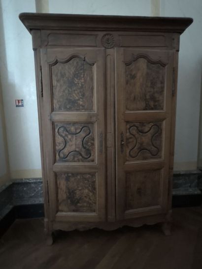 null Cupboard in burr veneer, 18th century

It opens to two doors and rests on small...