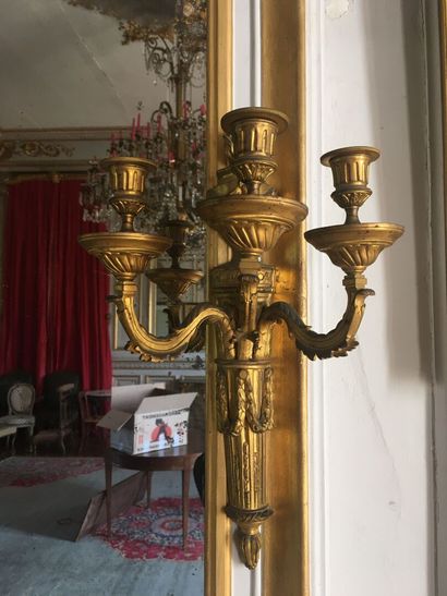 null Paire d'appliques en bronze ciselé et doré de style Louis XVI

A trois lumières,...