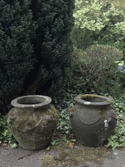 null Paire de vases en terre cuite ornée de guirlandes, XIX-XXe siècle

H.40 cm
...