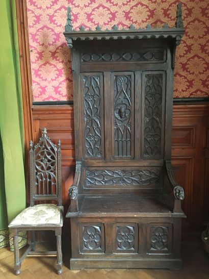 null Moulded and carved oak cathedra end of the XIXth century decorated with arcatures,...