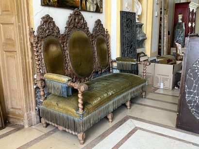 null Partie de salon en chêne mouluré d'époque Napoléon III 

Il comprend un canapé...