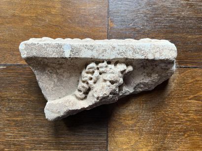 null Fragment decorated in relief with a faun's head made with a drill bit. Marble....