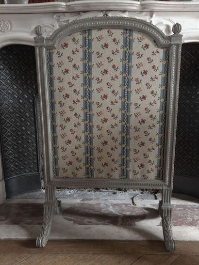 null Screen in molded and carved wood of Louis XVI style

Rich decoration of piastres...