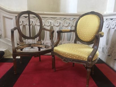 null Paire de fauteuils, en bois mouluré et sculpté, époque Louis XVI.

A dossier...