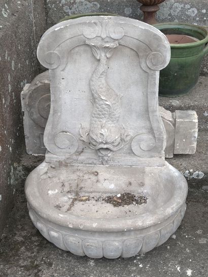 null Fontaine d'applique en pierre reconstituée, style XVIIIe

La vasque ornée de...