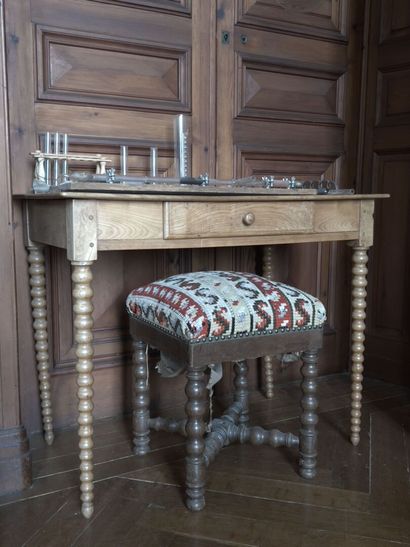 null Table bureau en bois naturel, XXe siècle

Elle ouvre à un tiroir en ceinture...