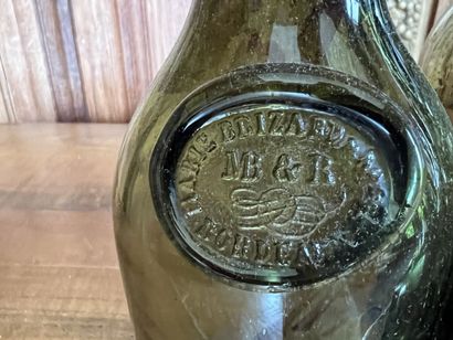 null Lot de bouteilles en verre XIXe siècle majoritairement Bordeaux ornées de cachets,...