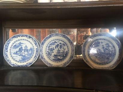 null Chine, XVIII-XIXe

Réunion de dix assiettes bleu blanc 

D.23 cm

Egrenures



On...