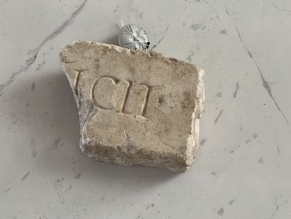 Fragment gravé de l'inscription « ICII. »....