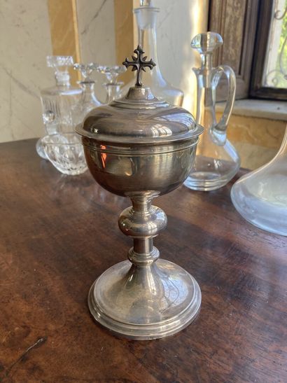 null CIBOIRE in silver, topped by a cross, inside in vermeil. 

Minerve hallmark....