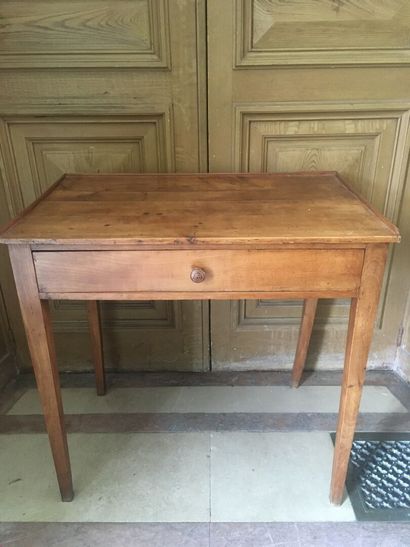 null Small desk in fruit wood. 19th c.

It opens to a drawer at the belt

H.75 L.77...