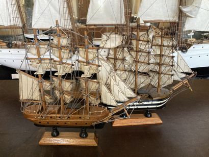 null Three model ships 

56 x 105 cm & 25 x 25 cm.