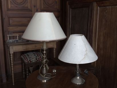 null Réunion de deux flambeaux en laiton, XIXe siècle

Formant lampes.

H.27 et 22...