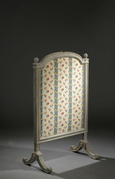 null Écran en bois mouluré et sculpté de style Louis XVI

Riche décor de piastres...