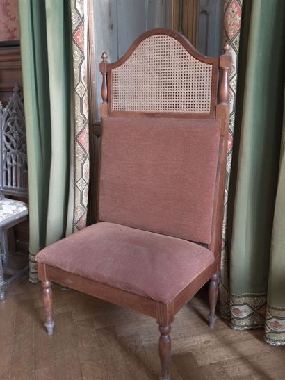 null Three hall chairs, 20th century

The backrest partly caned, it rests on baluster...