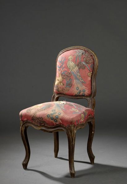 Chaise en bois mouluré et sculpté d'époque Louis XV 
Molded and carved wood chair...