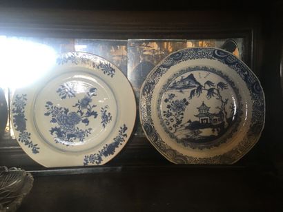 null Chine, XVIII-XIXe

Réunion de dix assiettes bleu blanc 

D.23 cm

Egrenures



On...