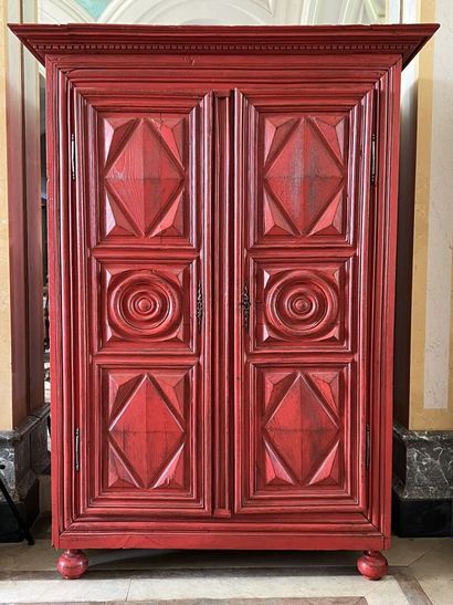 null Red lacquered wood cabinet from Guerande, 18th century

It opens with two doors...