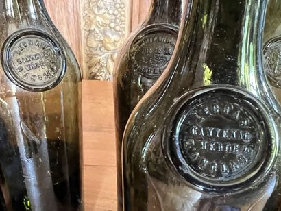 null Lot de bouteilles en verre XIXe siècle majoritairement Bordeaux ornées de cachets,...