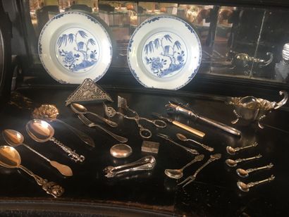 null Lot of silverware including cutlery, pillbox, toast holder and various

Weight...