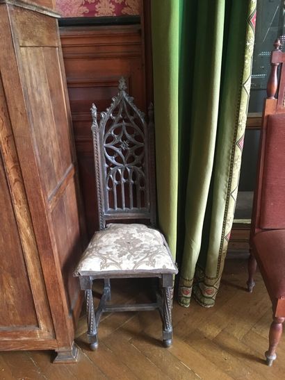 null Pair of chairs in molded oak, in the neo-gothic style, late 19th century 

With...