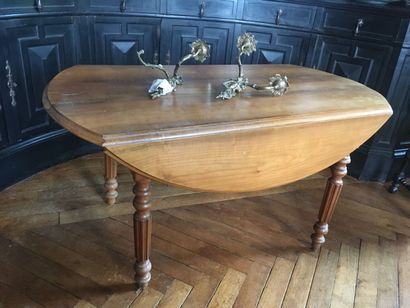 null Dining table in natural wood, 20th century

With flaps and extensions and rests...