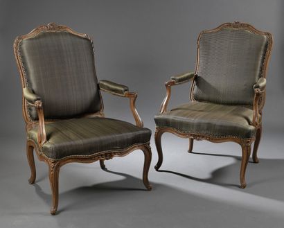 null Paire de fauteuils à haut dossier en bois mouluré et sculpté par Gourdin d'époque...