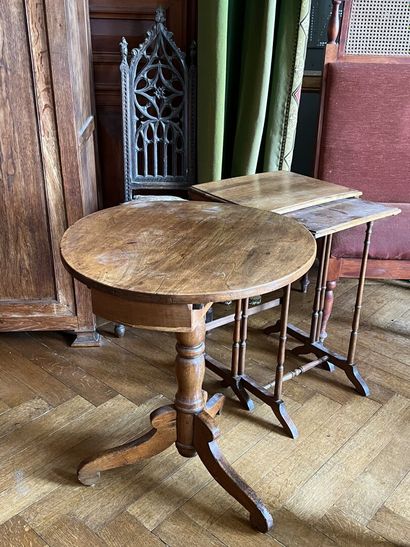 null Pedestal table in natural wood, 19th century

It rests on a tripod base 

H.72...