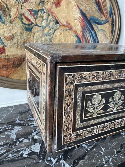 Cabinet de voyage du XVIIe siècle Cabinet de voyage du XVIIe siècle en bois et incrustation...
