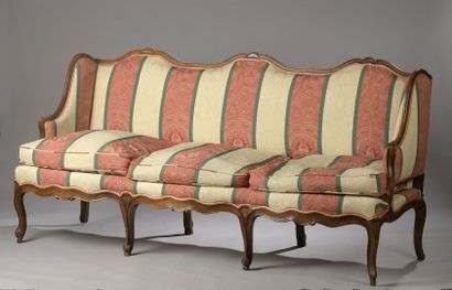 Canapé trois places à oreilles en noyer - Époque Louis XV. Three-seat sofa with walnut...