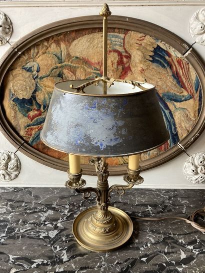 Lampe bouillotte en bronze doré de style Louis XVI. Lampe bouillotte en bronze doré...