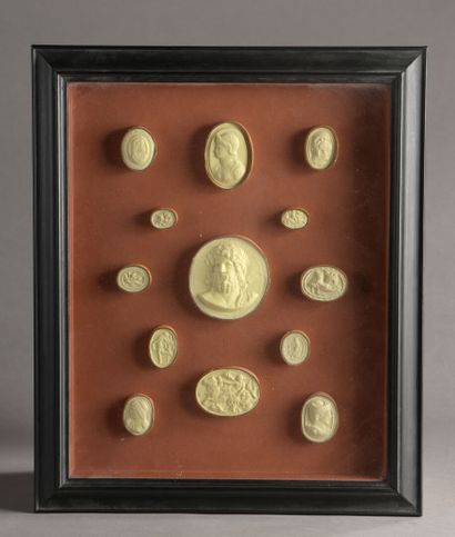 Vingt-huit MÉDAILLONS en cire Twenty-eight 19th century wax medallions of antique...