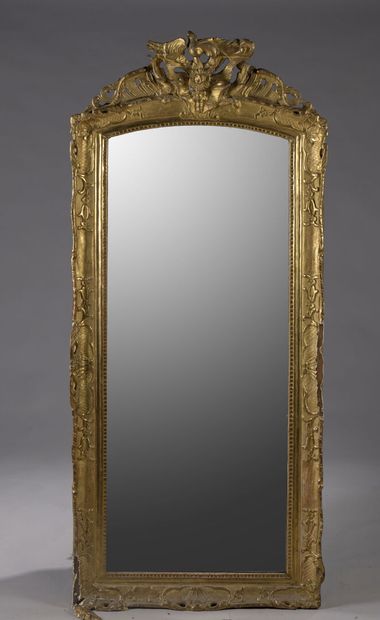 Grand miroir en bois sculpté et doré, d'époque Louis XV Grand miroir en bois sculpté...