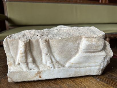 Art romain - Fragment en marbre blanc Fragment decorated in relief of legs in front...