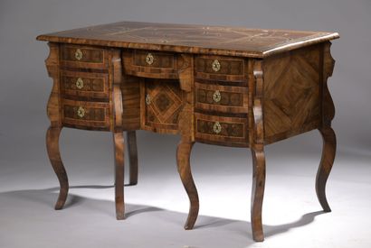 Bureau Mazarin - Époque Louis XIV. Mazarin desk in walnut marquetry in violet wood...