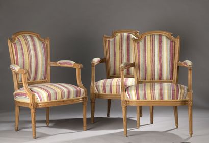 Trois fauteuils de style Louis XVI Trois fauteuils de style Louis XVI, en bois naturel...